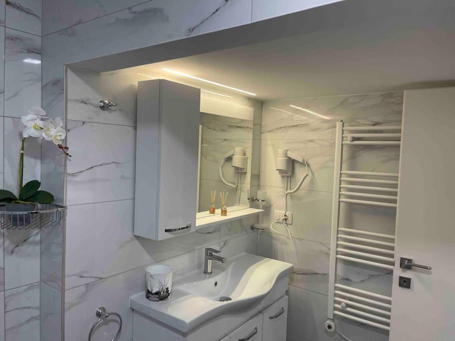 Lovely Apartment In Pogradec City With A Lake View Экстерьер фото